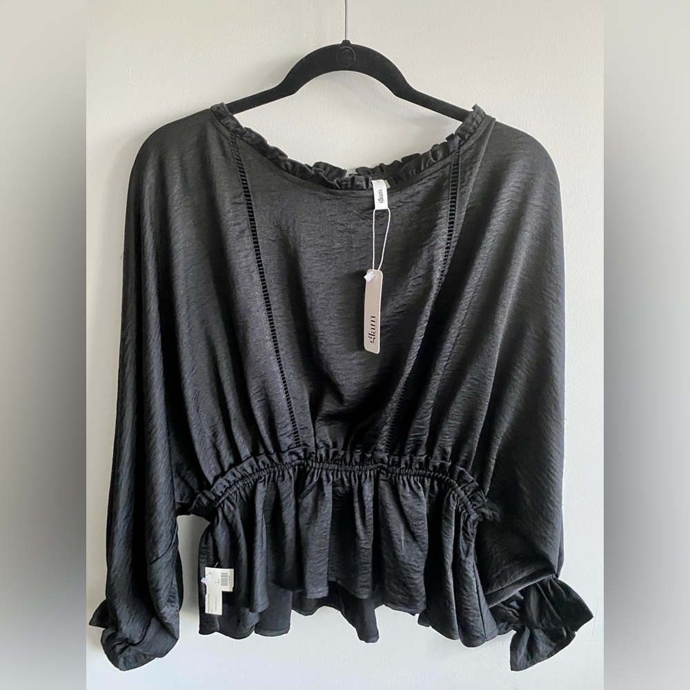 Women’s Glam Los Angeles boutique blouse. Dressy billowy long sleeved black sz M